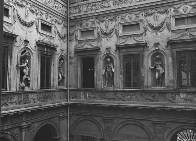 Istituto Centrale per il Catalogo e la Documentazione: Fototeca Nazionale — Mazzoni Giulio e collaboratori - sec. XVI - Decorazioni del cortile di Palazzo Spada — particolare